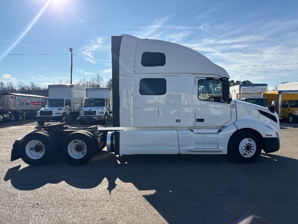 Sleeper Tractor-Heavy Duty Tractors-Volvo-2022-VNL64860-Greensboro-NC-242,210\n\t\tmiles-$ 104,000 - Image 8