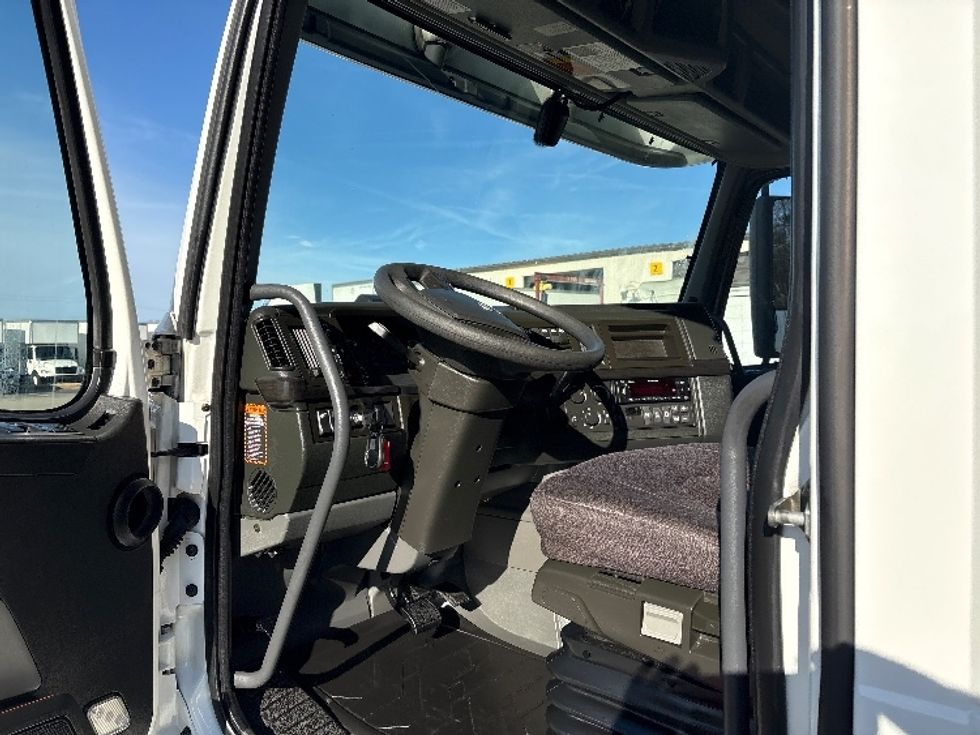 Sleeper Tractor-Heavy Duty Tractors-Volvo-2022-VNL64860-Greensboro-NC-242,210\n\t\tmiles-$ 104,000 - Image 9