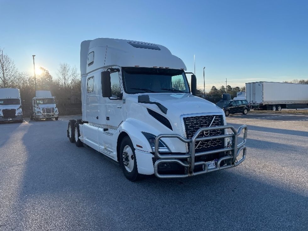 Sleeper Tractor-Heavy Duty Tractors-Volvo-2022-VNL64860-Greenville-SC-523,960\n\t\tmiles-$ 73,500 - Image 1