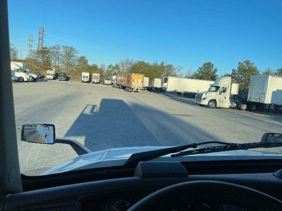 Sleeper Tractor-Heavy Duty Tractors-Volvo-2022-VNL64860-Greenville-SC-523,960\n\t\tmiles-$ 73,500 - Image 11