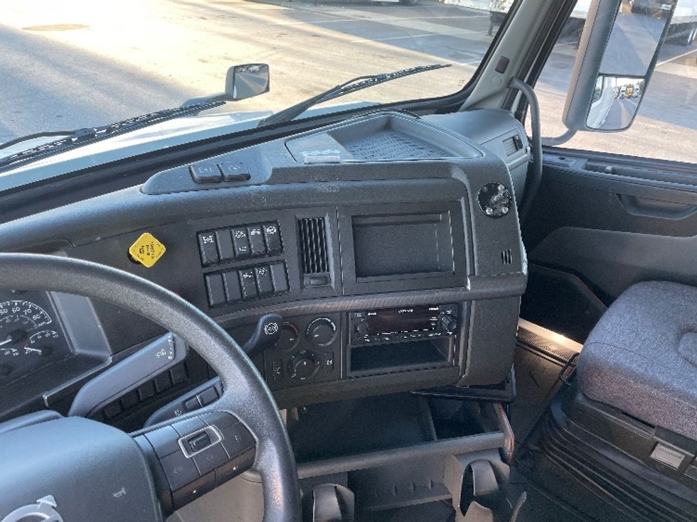 Sleeper Tractor-Heavy Duty Tractors-Volvo-2022-VNL64860-Greenville-SC-523,960\n\t\tmiles-$ 73,500 - Image 12
