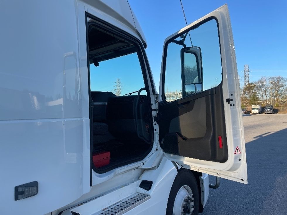 Sleeper Tractor-Heavy Duty Tractors-Volvo-2022-VNL64860-Greenville-SC-523,960\n\t\tmiles-$ 73,500 - Image 13
