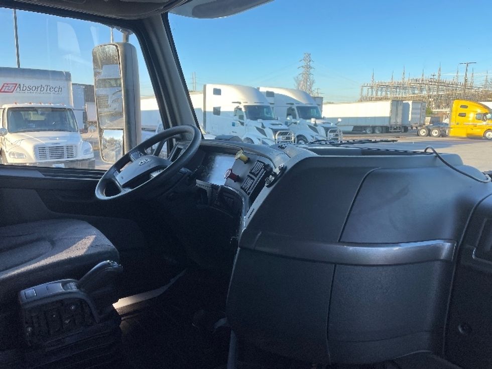 Sleeper Tractor-Heavy Duty Tractors-Volvo-2022-VNL64860-Greenville-SC-523,960\n\t\tmiles-$ 73,500 - Image 15