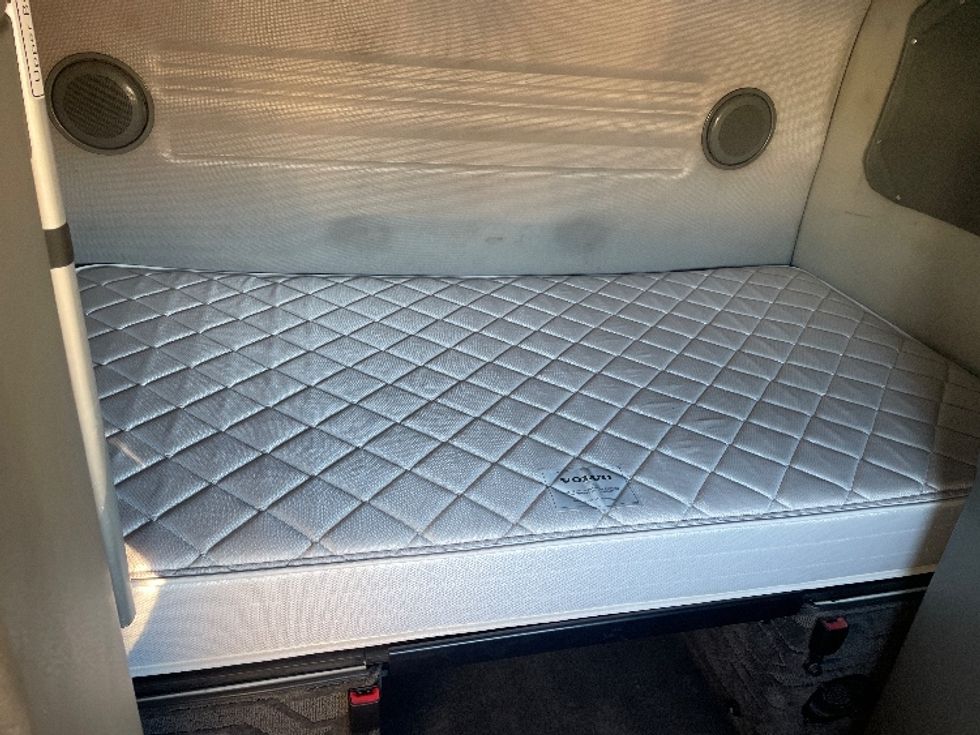 Sleeper Tractor-Heavy Duty Tractors-Volvo-2022-VNL64860-Greenville-SC-523,960\n\t\tmiles-$ 73,500 - Image 17