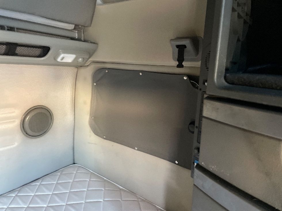 Sleeper Tractor-Heavy Duty Tractors-Volvo-2022-VNL64860-Greenville-SC-523,960\n\t\tmiles-$ 73,500 - Image 18