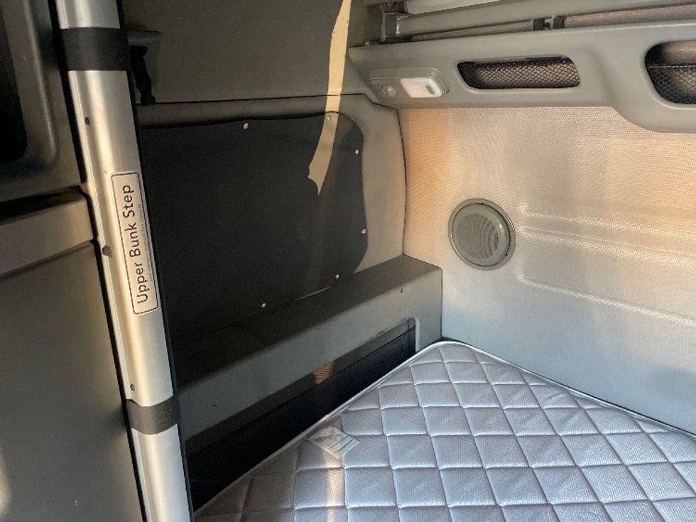 Sleeper Tractor-Heavy Duty Tractors-Volvo-2022-VNL64860-Greenville-SC-523,960\n\t\tmiles-$ 73,500 - Image 19