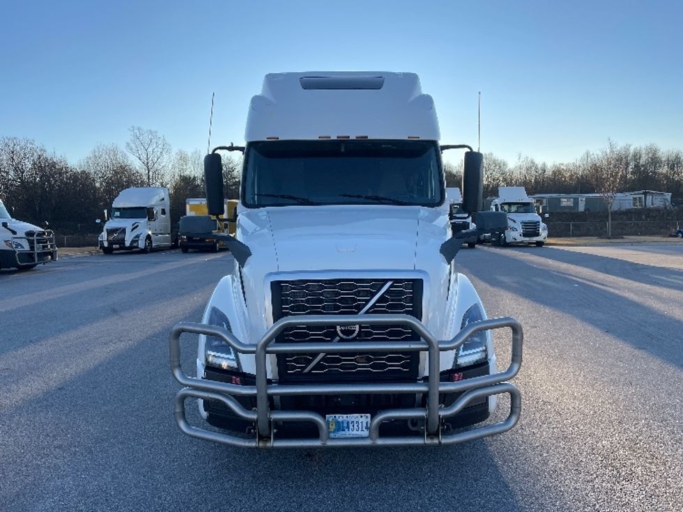 Sleeper Tractor-Heavy Duty Tractors-Volvo-2022-VNL64860-Greenville-SC-523,960\n\t\tmiles-$ 73,500 - Image 2