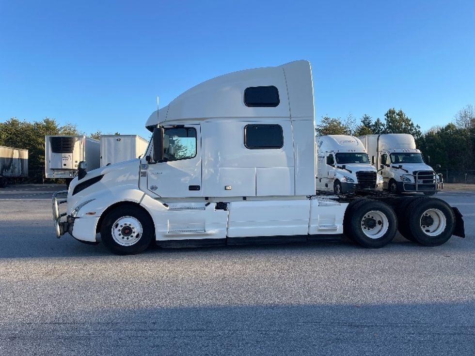 Sleeper Tractor-Heavy Duty Tractors-Volvo-2022-VNL64860-Greenville-SC-523,960\n\t\tmiles-$ 73,500 - Image 4