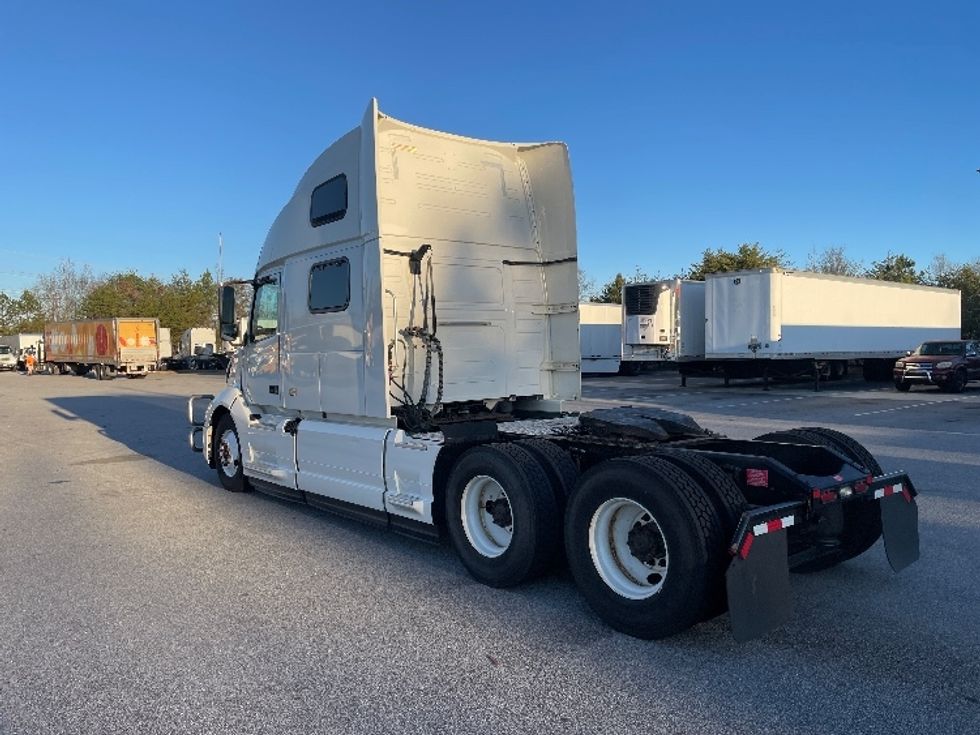 Sleeper Tractor-Heavy Duty Tractors-Volvo-2022-VNL64860-Greenville-SC-523,960\n\t\tmiles-$ 73,500 - Image 5