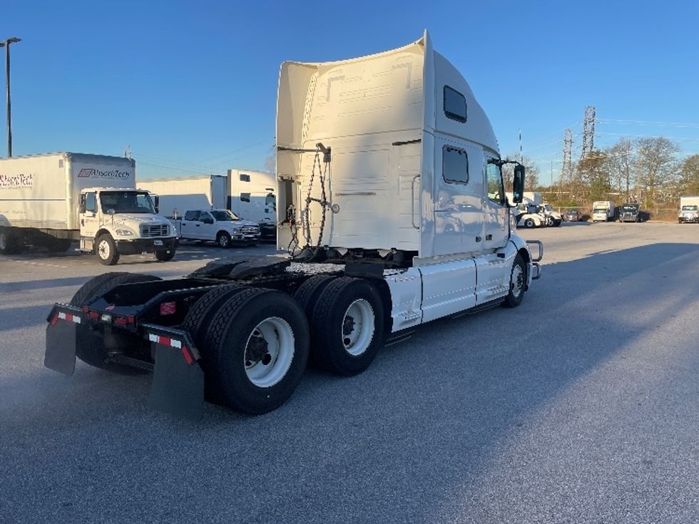Sleeper Tractor-Heavy Duty Tractors-Volvo-2022-VNL64860-Greenville-SC-523,960\n\t\tmiles-$ 73,500 - Image 7