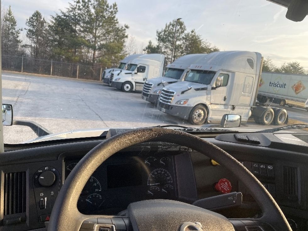 Sleeper Tractor-Heavy Duty Tractors-Volvo-2022-VNL64860-Greenville-SC-545,707\n\t\tmiles-$ 71,750 - Image 11