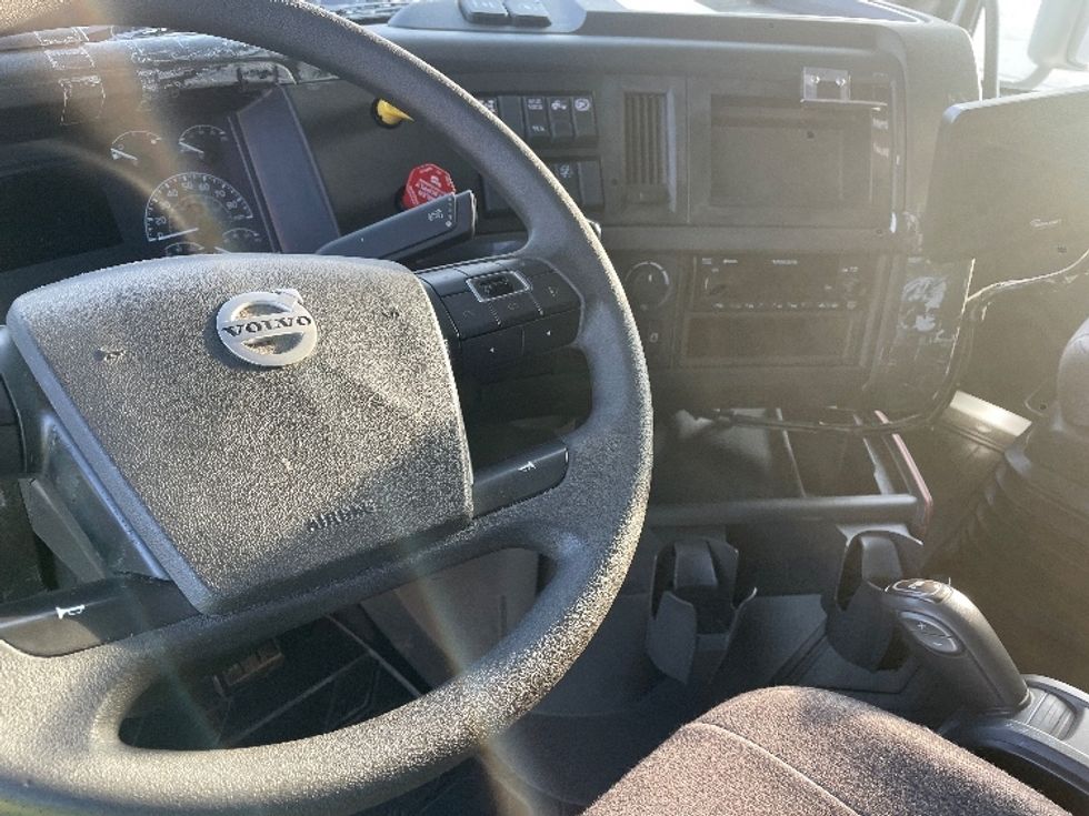 Sleeper Tractor-Heavy Duty Tractors-Volvo-2022-VNL64860-Greenville-SC-545,707\n\t\tmiles-$ 71,750 - Image 12