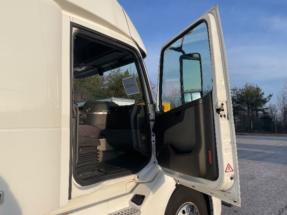 Sleeper Tractor-Heavy Duty Tractors-Volvo-2022-VNL64860-Greenville-SC-545,707\n\t\tmiles-$ 71,750 - Image 13