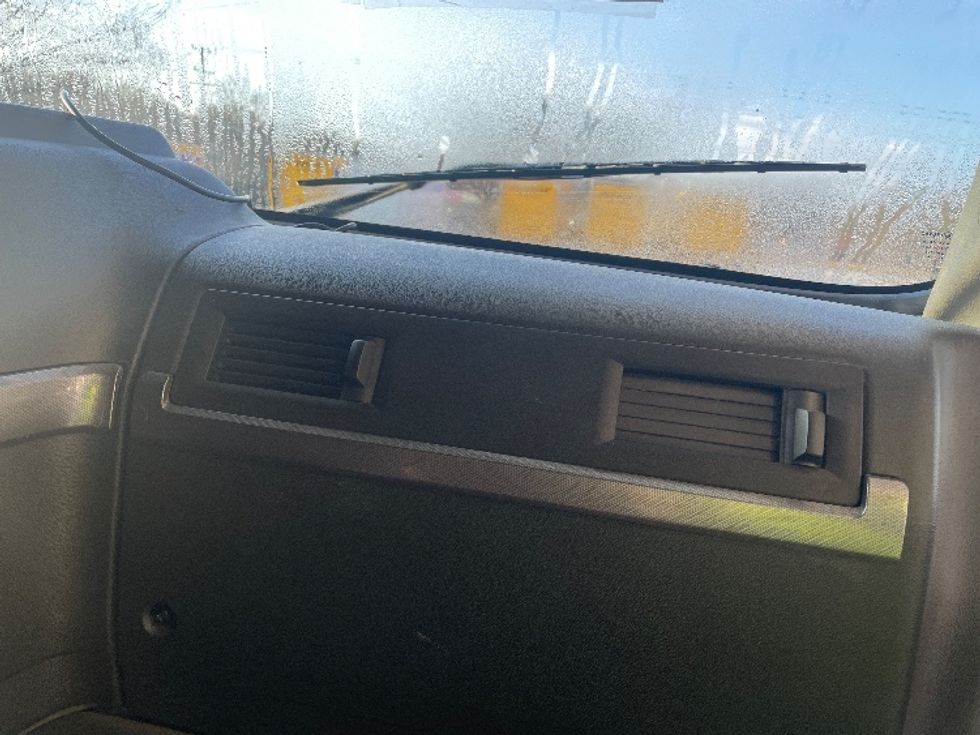 Sleeper Tractor-Heavy Duty Tractors-Volvo-2022-VNL64860-Greenville-SC-545,707\n\t\tmiles-$ 71,750 - Image 14