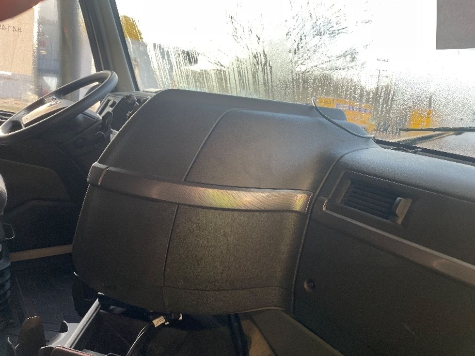 Sleeper Tractor-Heavy Duty Tractors-Volvo-2022-VNL64860-Greenville-SC-545,707\n\t\tmiles-$ 71,750 - Image 15