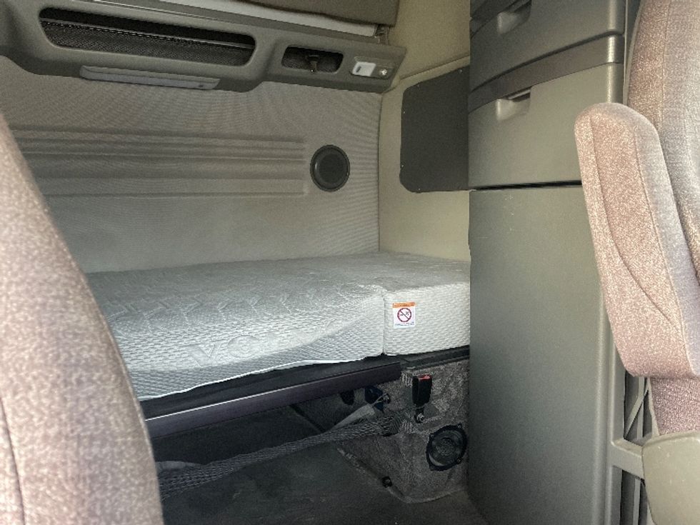 Sleeper Tractor-Heavy Duty Tractors-Volvo-2022-VNL64860-Greenville-SC-545,707\n\t\tmiles-$ 71,750 - Image 16