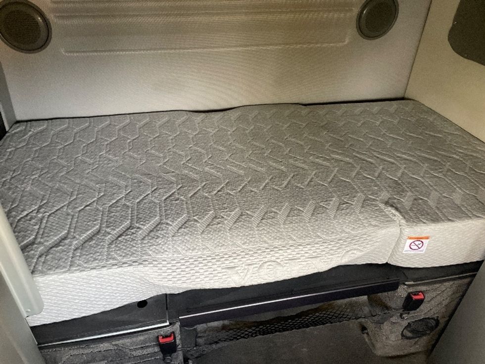 Sleeper Tractor-Heavy Duty Tractors-Volvo-2022-VNL64860-Greenville-SC-545,707\n\t\tmiles-$ 71,750 - Image 17