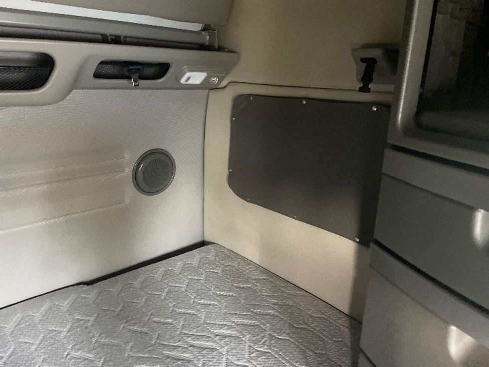 Sleeper Tractor-Heavy Duty Tractors-Volvo-2022-VNL64860-Greenville-SC-545,707\n\t\tmiles-$ 71,750 - Image 18