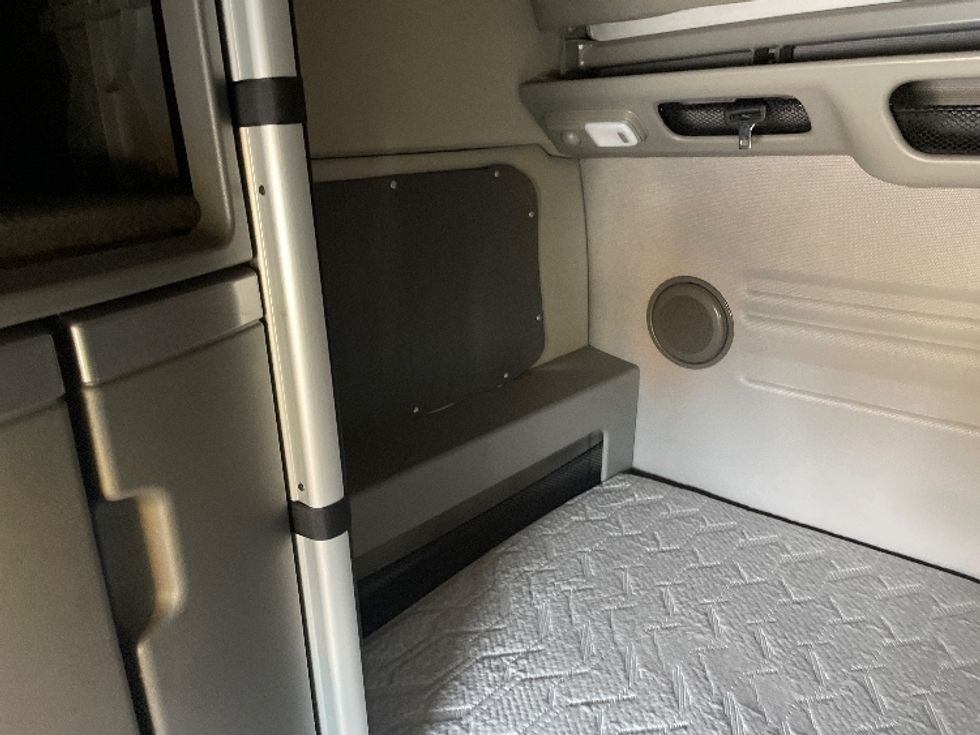 Sleeper Tractor-Heavy Duty Tractors-Volvo-2022-VNL64860-Greenville-SC-545,707\n\t\tmiles-$ 71,750 - Image 19