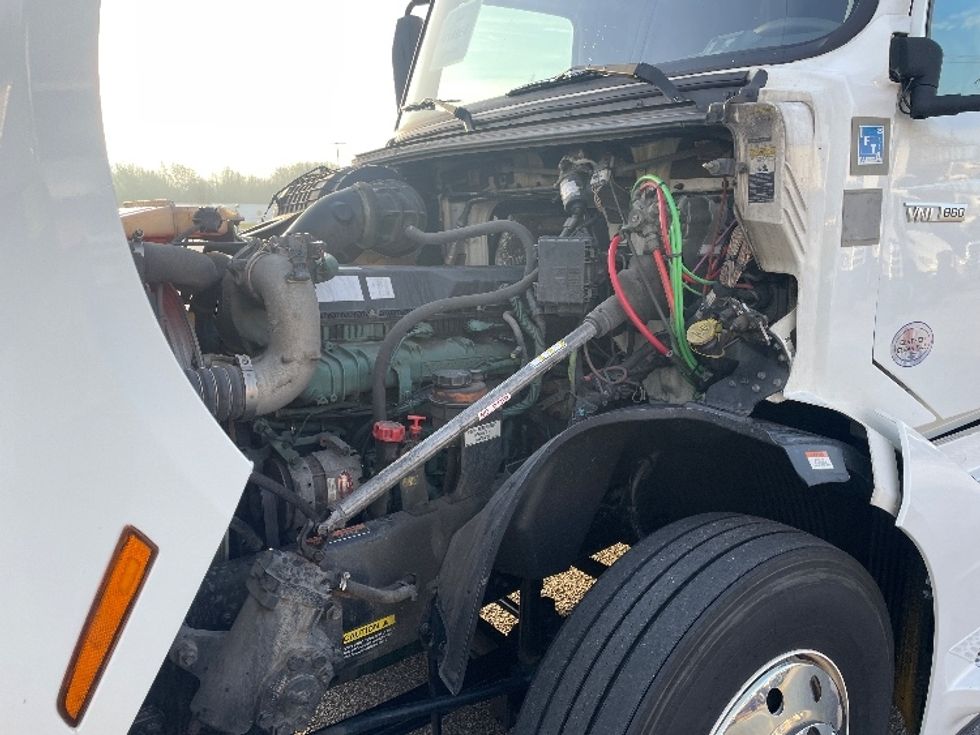 Sleeper Tractor-Heavy Duty Tractors-Volvo-2022-VNL64860-Greenville-SC-545,707\n\t\tmiles-$ 71,750 - Image 21