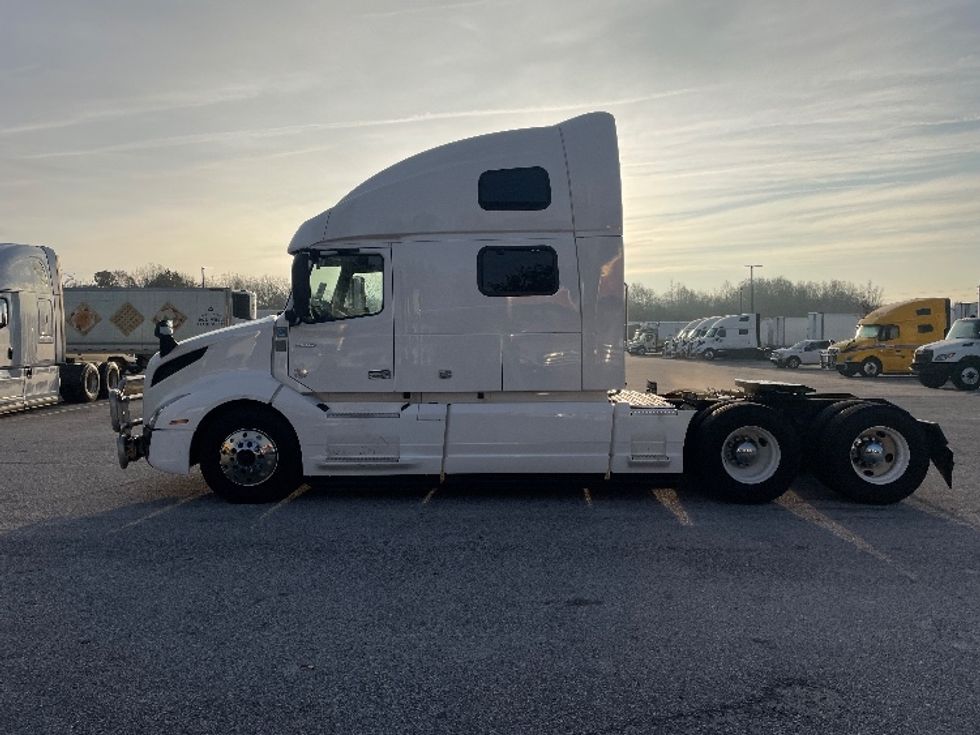Sleeper Tractor-Heavy Duty Tractors-Volvo-2022-VNL64860-Greenville-SC-545,707\n\t\tmiles-$ 71,750 - Image 4