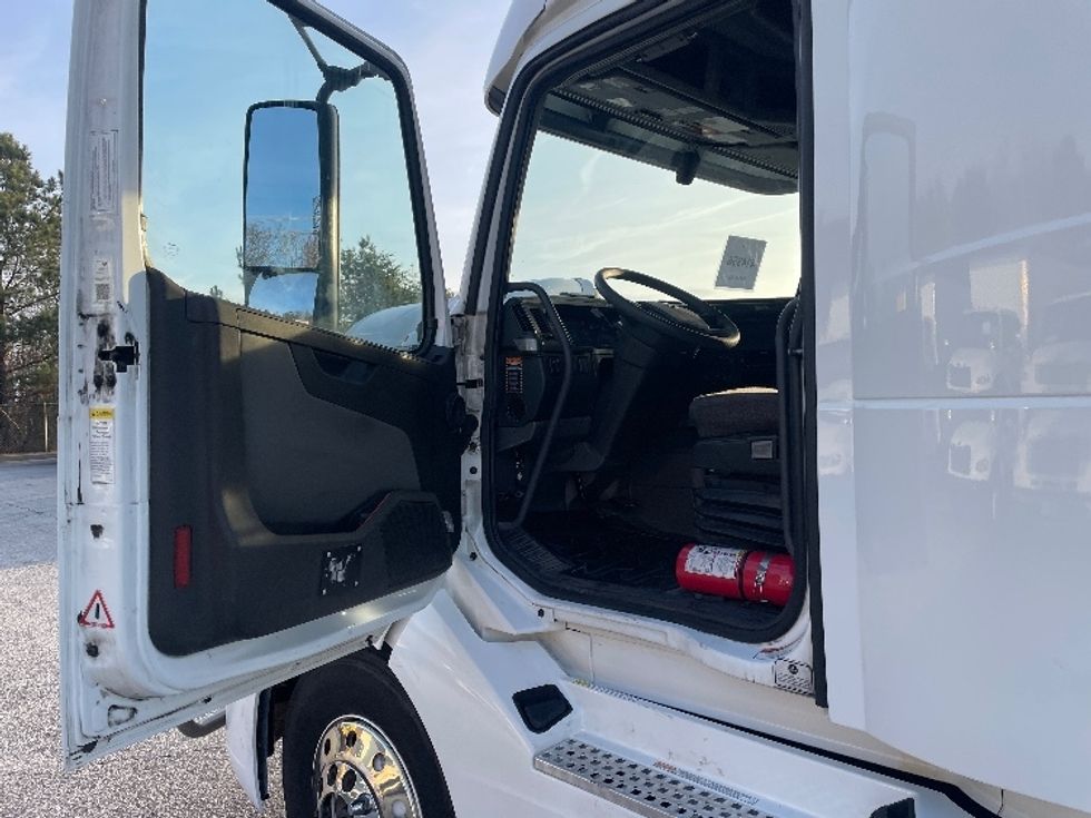 Sleeper Tractor-Heavy Duty Tractors-Volvo-2022-VNL64860-Greenville-SC-545,707\n\t\tmiles-$ 71,750 - Image 9