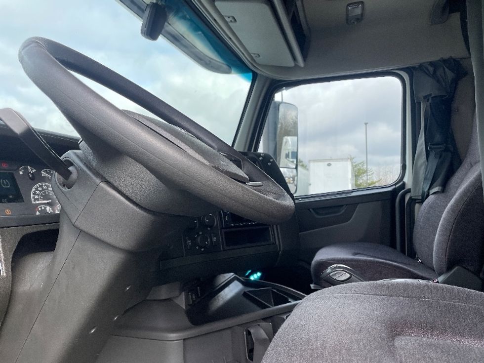 Sleeper Tractor-Heavy Duty Tractors-Volvo-2022-VNL64860-Greenville-SC-616,142\n\t\tmiles-$ 64,500 - Image 10