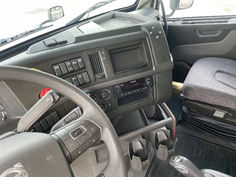 Sleeper Tractor-Heavy Duty Tractors-Volvo-2022-VNL64860-Greenville-SC-616,142\n\t\tmiles-$ 64,500 - Image 12