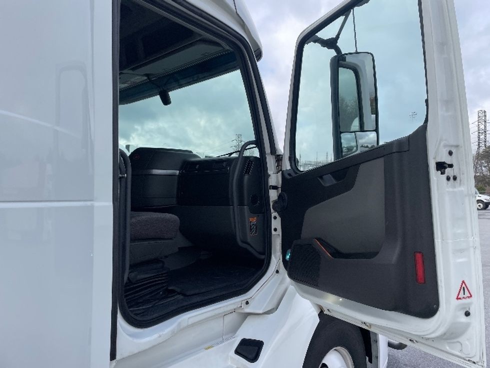 Sleeper Tractor-Heavy Duty Tractors-Volvo-2022-VNL64860-Greenville-SC-616,142\n\t\tmiles-$ 64,500 - Image 13