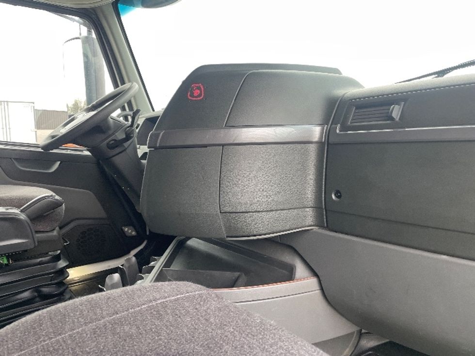 Sleeper Tractor-Heavy Duty Tractors-Volvo-2022-VNL64860-Greenville-SC-616,142\n\t\tmiles-$ 64,500 - Image 15