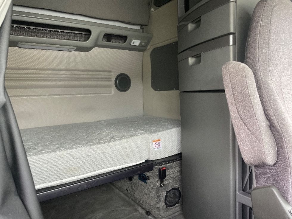 Sleeper Tractor-Heavy Duty Tractors-Volvo-2022-VNL64860-Greenville-SC-616,142\n\t\tmiles-$ 64,500 - Image 16