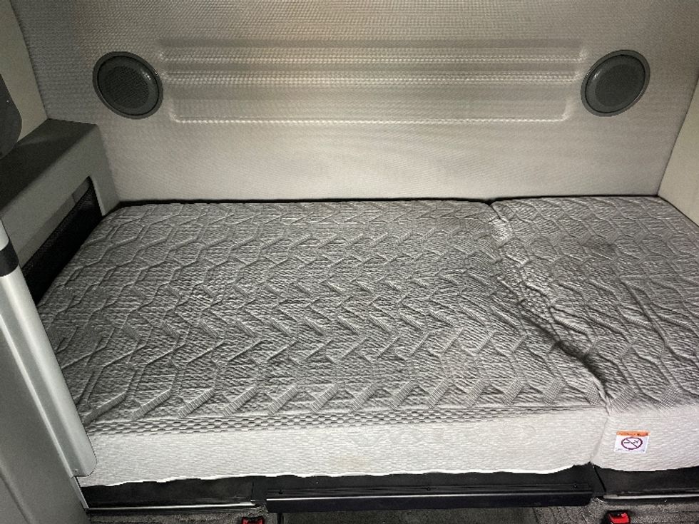 Sleeper Tractor-Heavy Duty Tractors-Volvo-2022-VNL64860-Greenville-SC-616,142\n\t\tmiles-$ 64,500 - Image 17