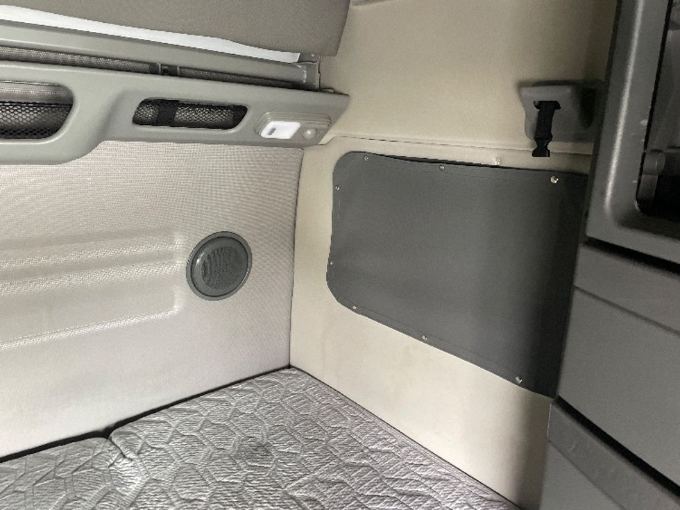 Sleeper Tractor-Heavy Duty Tractors-Volvo-2022-VNL64860-Greenville-SC-616,142\n\t\tmiles-$ 64,500 - Image 18