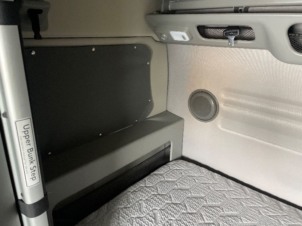 Sleeper Tractor-Heavy Duty Tractors-Volvo-2022-VNL64860-Greenville-SC-616,142\n\t\tmiles-$ 64,500 - Image 19