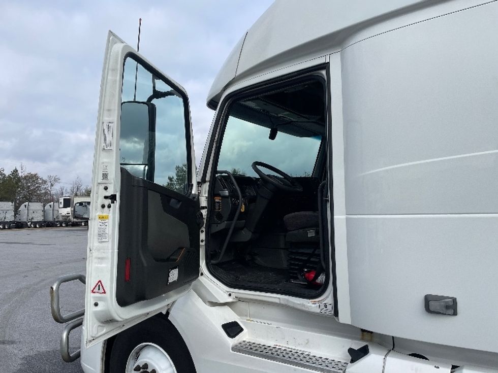 Sleeper Tractor-Heavy Duty Tractors-Volvo-2022-VNL64860-Greenville-SC-616,142\n\t\tmiles-$ 64,500 - Image 9