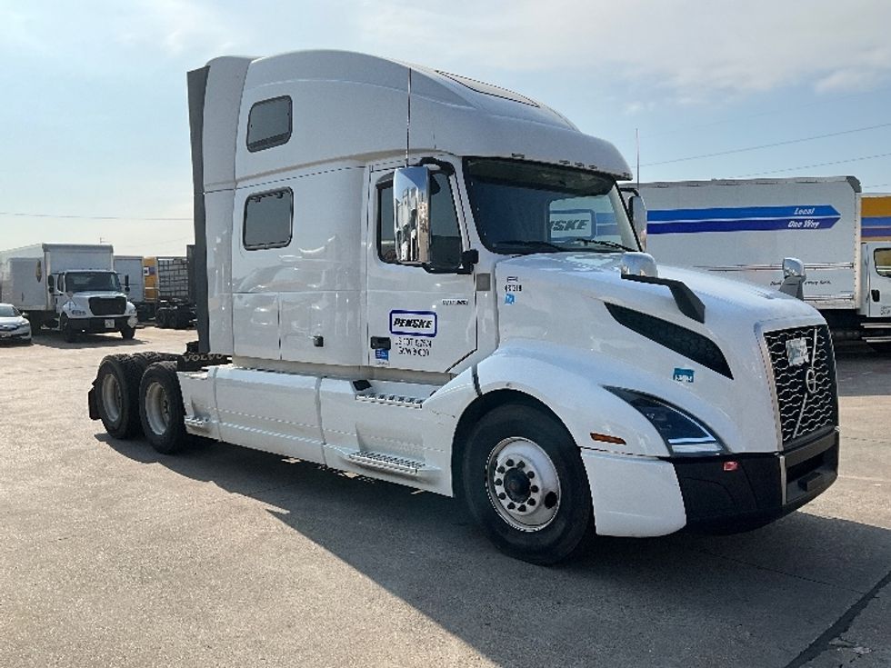 Sleeper Tractor-Heavy Duty Tractors-Volvo-2022-VNL64860-Homewood-AL-342,183\n\t\tmiles-$ 92,750 - Image 1