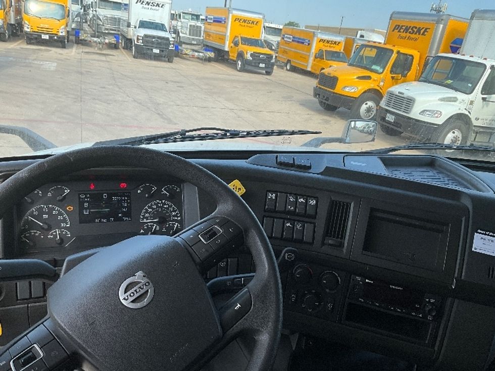 Sleeper Tractor-Heavy Duty Tractors-Volvo-2022-VNL64860-Homewood-AL-342,183\n\t\tmiles-$ 92,750 - Image 11
