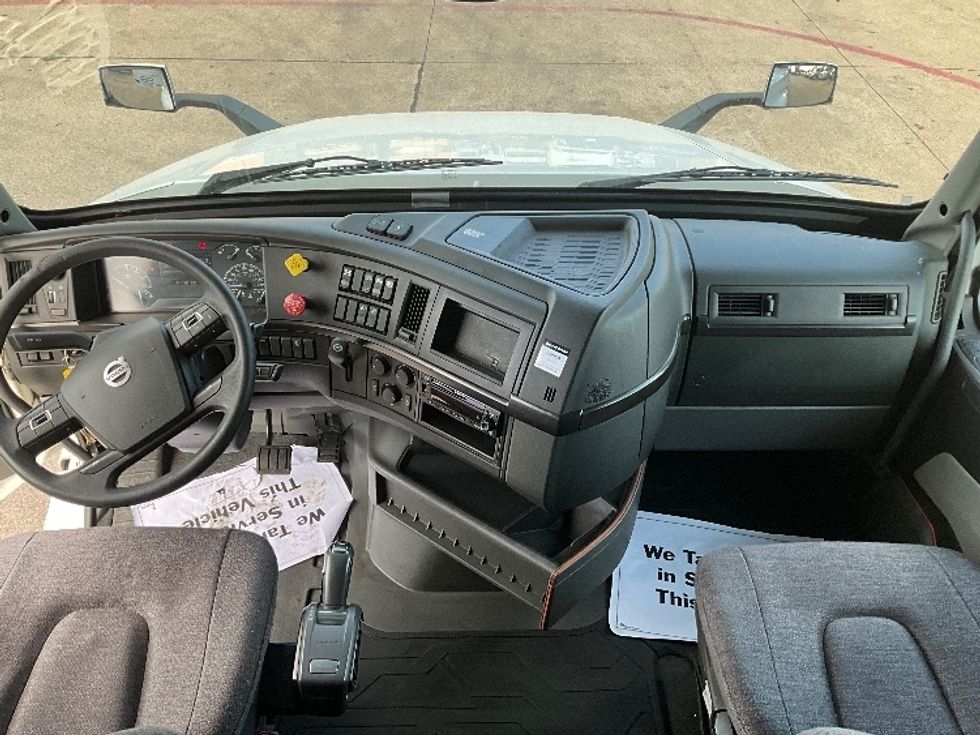 Sleeper Tractor-Heavy Duty Tractors-Volvo-2022-VNL64860-Homewood-AL-342,183\n\t\tmiles-$ 92,750 - Image 12