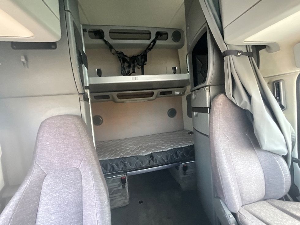 Sleeper Tractor-Heavy Duty Tractors-Volvo-2022-VNL64860-Homewood-AL-342,183\n\t\tmiles-$ 92,750 - Image 16