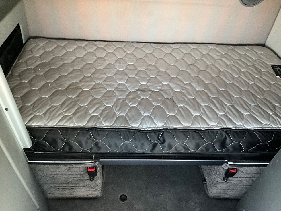 Sleeper Tractor-Heavy Duty Tractors-Volvo-2022-VNL64860-Homewood-AL-342,183\n\t\tmiles-$ 92,750 - Image 17