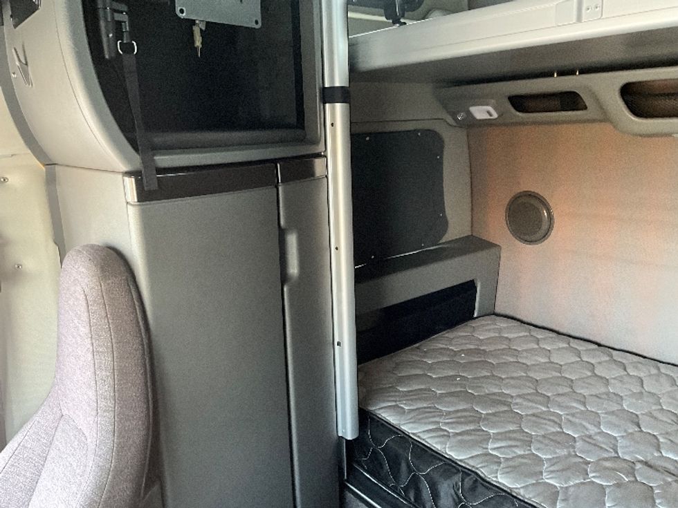 Sleeper Tractor-Heavy Duty Tractors-Volvo-2022-VNL64860-Homewood-AL-342,183\n\t\tmiles-$ 92,750 - Image 19