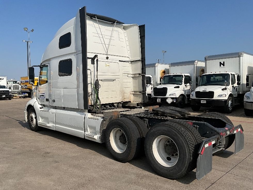 Sleeper Tractor-Heavy Duty Tractors-Volvo-2022-VNL64860-Homewood-AL-342,183\n\t\tmiles-$ 92,750 - Image 5