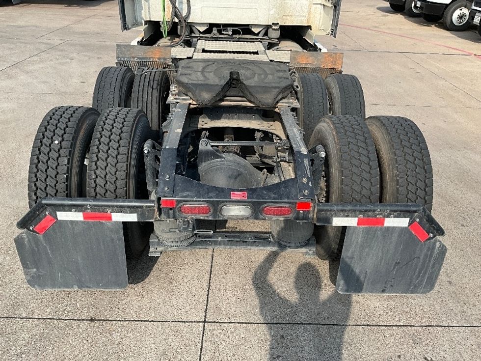 Sleeper Tractor-Heavy Duty Tractors-Volvo-2022-VNL64860-Homewood-AL-342,183\n\t\tmiles-$ 92,750 - Image 6
