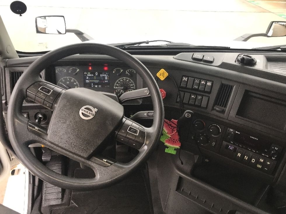 Sleeper Tractor-Heavy Duty Tractors-Volvo-2022-VNL64860-Houston-TX-533,036\n\t\tmiles-$ 79,500 - Image 11