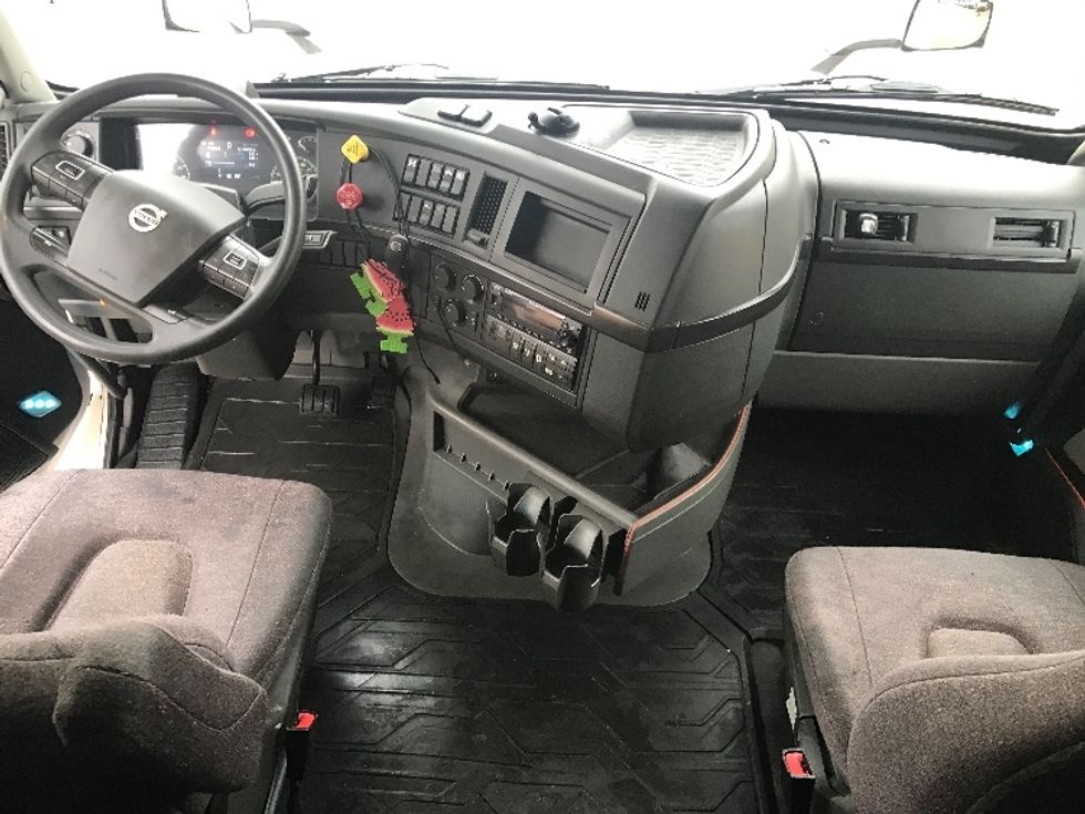 Sleeper Tractor-Heavy Duty Tractors-Volvo-2022-VNL64860-Houston-TX-533,036\n\t\tmiles-$ 79,500 - Image 12
