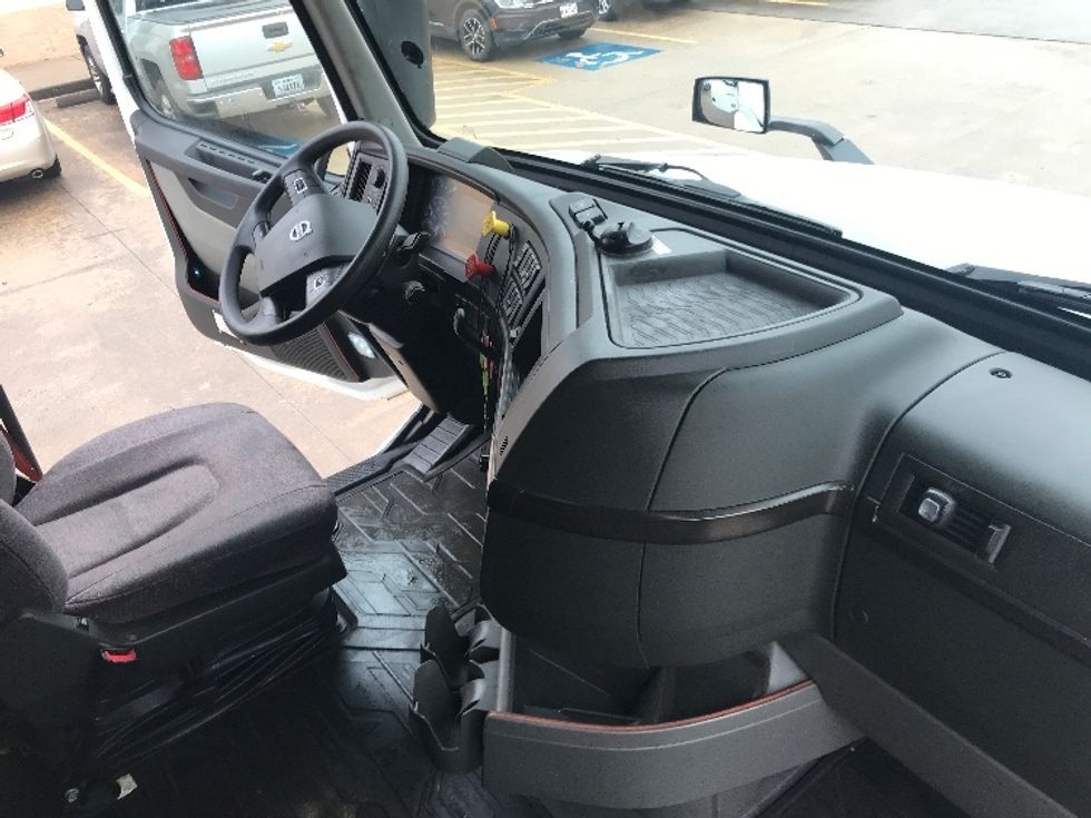 Sleeper Tractor-Heavy Duty Tractors-Volvo-2022-VNL64860-Houston-TX-533,036\n\t\tmiles-$ 79,500 - Image 15