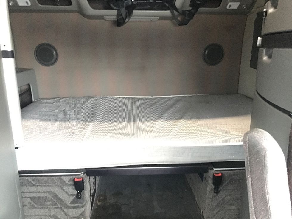 Sleeper Tractor-Heavy Duty Tractors-Volvo-2022-VNL64860-Houston-TX-533,036\n\t\tmiles-$ 79,500 - Image 16