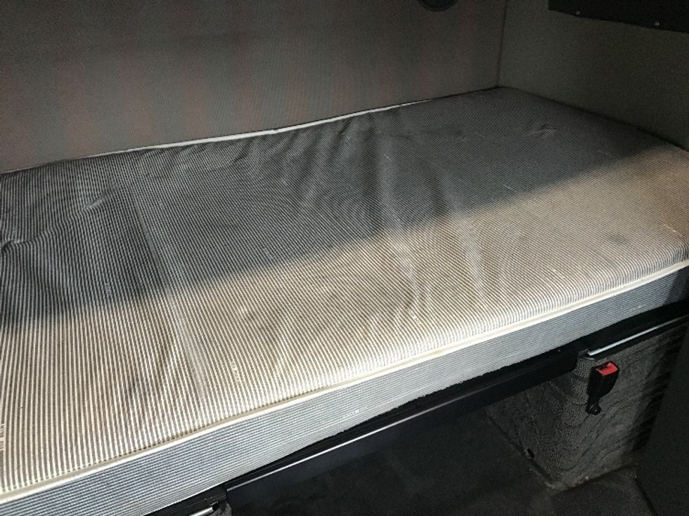 Sleeper Tractor-Heavy Duty Tractors-Volvo-2022-VNL64860-Houston-TX-533,036\n\t\tmiles-$ 79,500 - Image 17