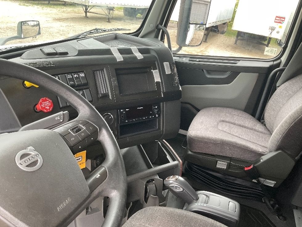 Sleeper Tractor-Heavy Duty Tractors-Volvo-2022-VNL64860-La Porte-IN-431,177\n\t\tmiles-$ 87,000 - Image 10
