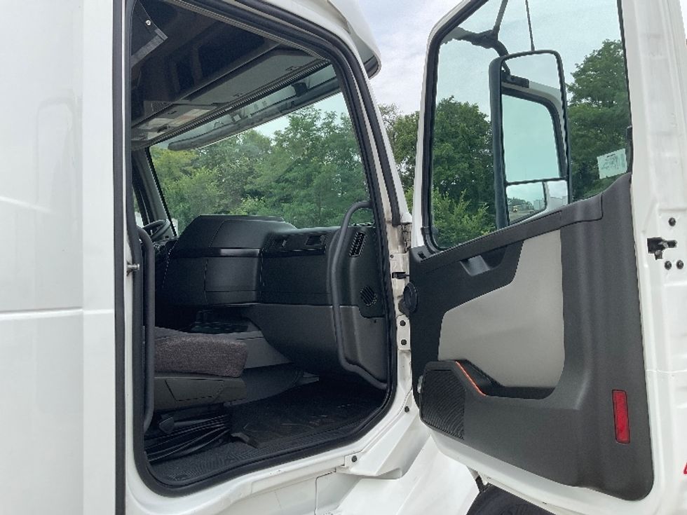 Sleeper Tractor-Heavy Duty Tractors-Volvo-2022-VNL64860-La Porte-IN-431,177\n\t\tmiles-$ 87,000 - Image 13